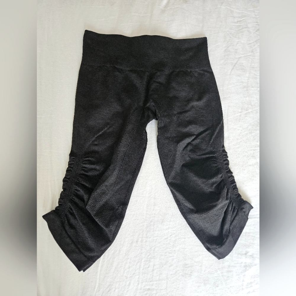 Lululemon "In the Flow" Capri leggings
